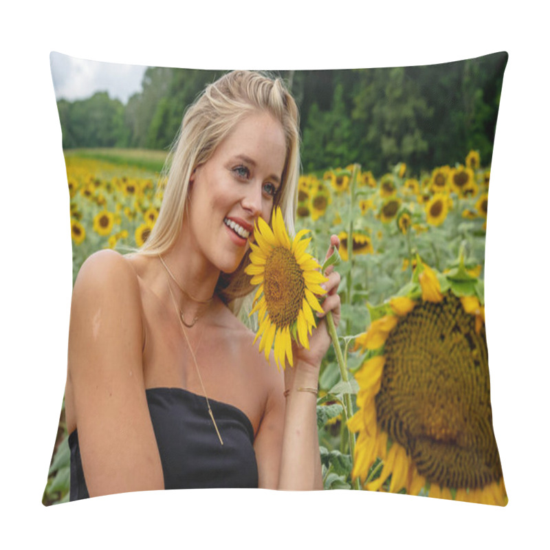 Personality  A Stunning Blonde Model Gracefully Poses In A Vibrant Sunflower Field, Basking In The Warmth Of A Summer Day. The Golden Blooms Surround Her, Creating A Joyful And Radiant Outdoor Scene. Pillow Covers