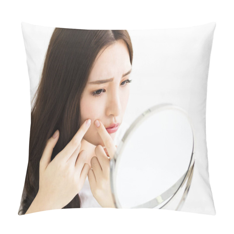 Personality  Young Woman Squeeze Her Acne In Front Of The Mirror Pillow Covers