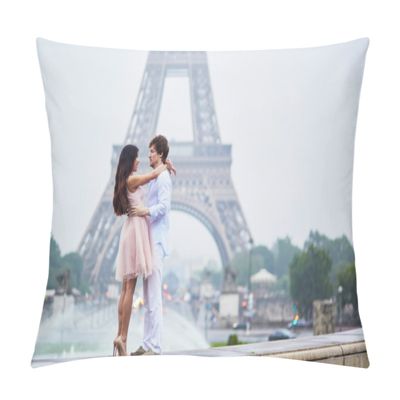 Personality  Romantic Couple Together In Paris Pillow Covers