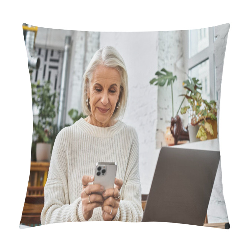 Personality  A Beautiful Mature Woman Engages With Her Smartphone At A Cafe, Blending Technology And Relaxation. Pillow Covers