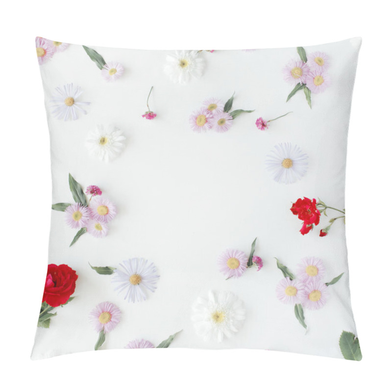 Personality  Round Frame Wreath Pattern With Roses Pillow Covers