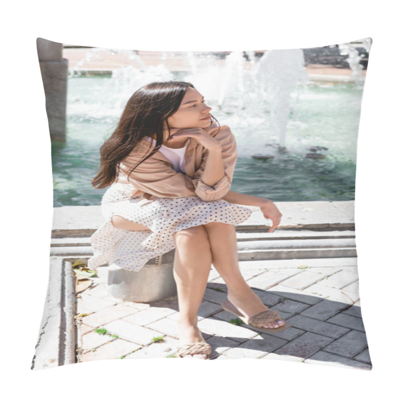 Personality  Brunette Woman In Trendy Clothes Sitting Near Blurred Fountain And Looking Away Pillow Covers