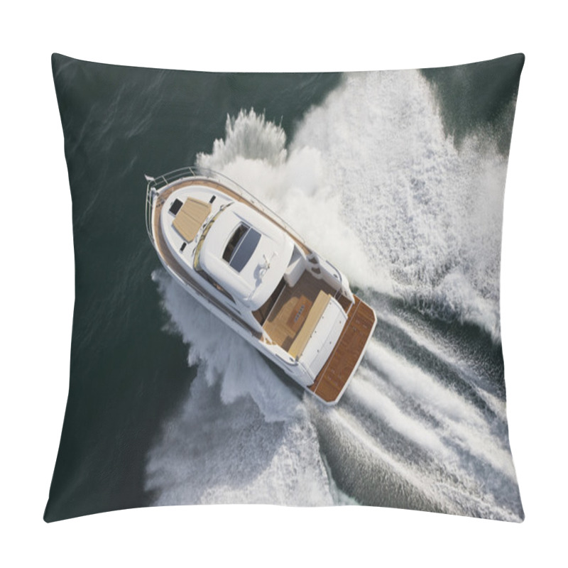 Personality  Small Yacht Sailing At High Speed Pillow Covers