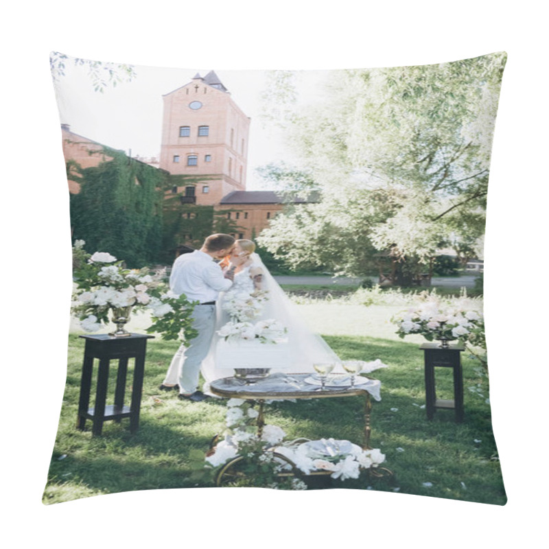 Personality  Bride And Groom Kissing During Wedding Ceremony Pillow Covers