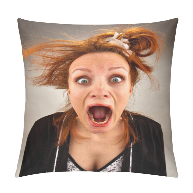 Personality  Very Surprised Screaming Housewife Pillow Covers