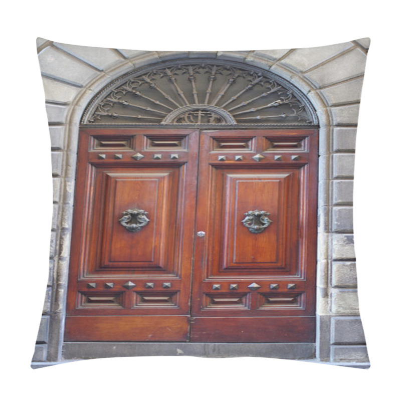 Personality  Ancient Wooden Door Of Historic Building Pillow Covers