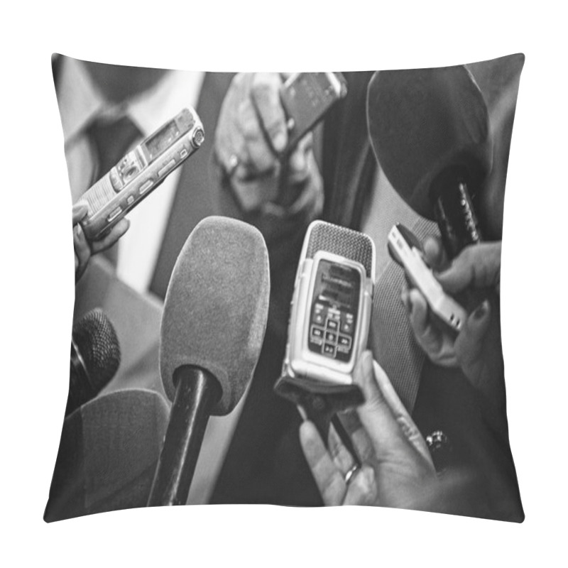 Personality  Journalists Flocking Around Important People Pillow Covers