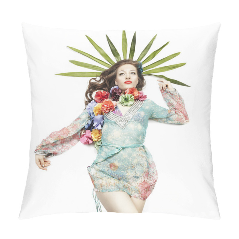 Personality  The Beautiful Girl The Brunette Lying In The Hawaiian Wreath Fro Pillow Covers