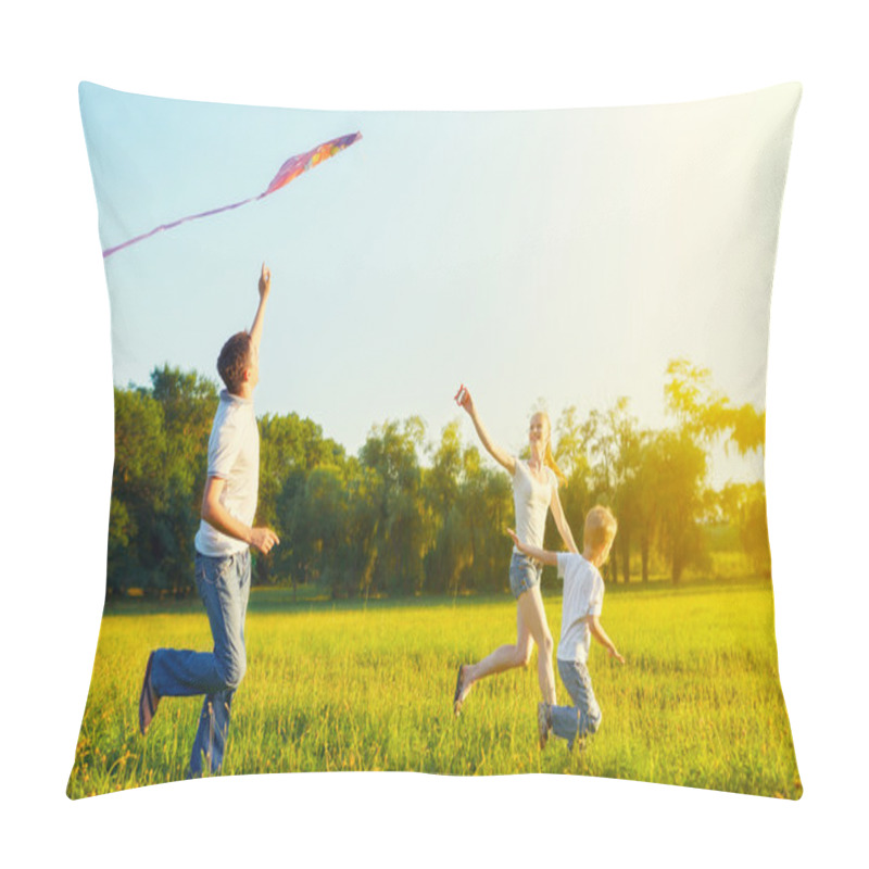 Personality  Dad, Mom And Son Child Flying A Kite In Summer Nature Pillow Covers