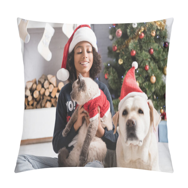 Personality  Smiling African American Girl Holding Fluffy Cat Near Labrador Dog And Christmas Tree On Blurred Background Pillow Covers