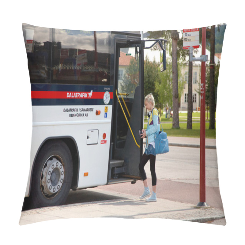 Personality  Boarding The Bus Pillow Covers