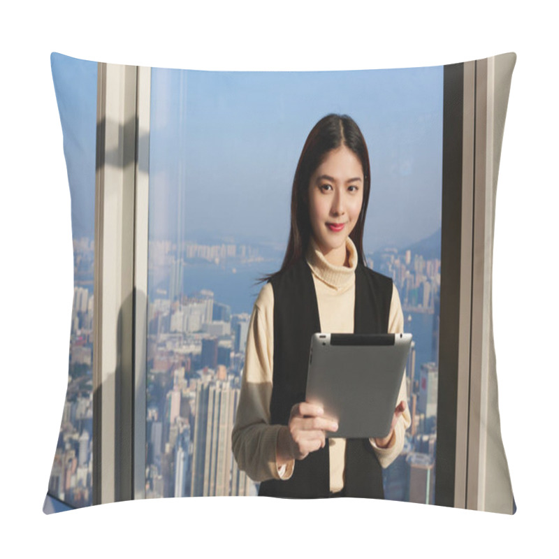 Personality  Japanese Woman Successful Freelancer Pillow Covers