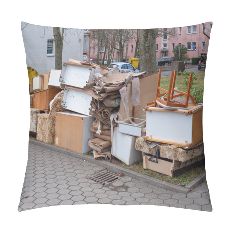 Personality  Bulky Waste To The Recycling In The City Pillow Covers