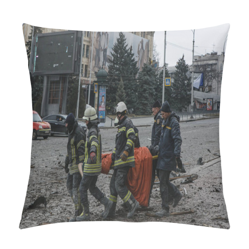 Personality  UKRAINE, KHARKIV, 01 MARCH 2022: Volunteers Help Victims People From Russia's Invasion Of Ukraine. Pillow Covers