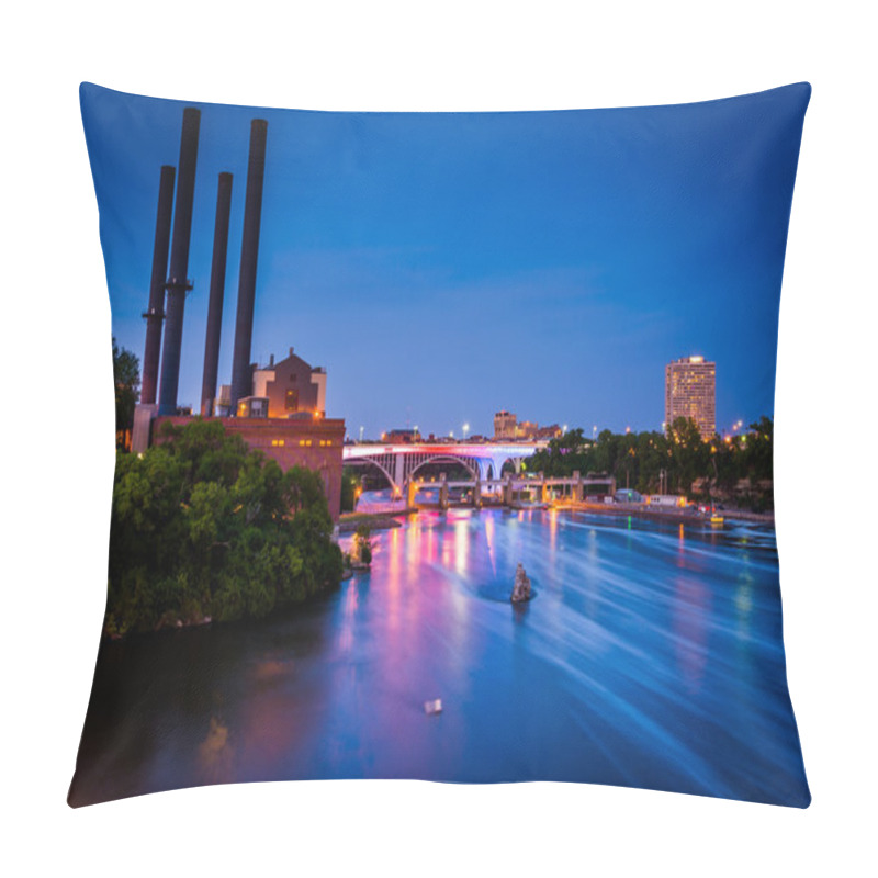 Personality  View Of The Mississippi River From The Stone Arch Bridge At Nigh Pillow Covers