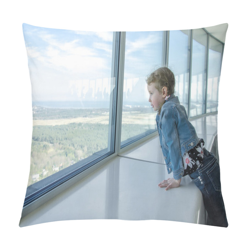 Personality  Little Girl Looking Through The Window At Skyscraper Pillow Covers