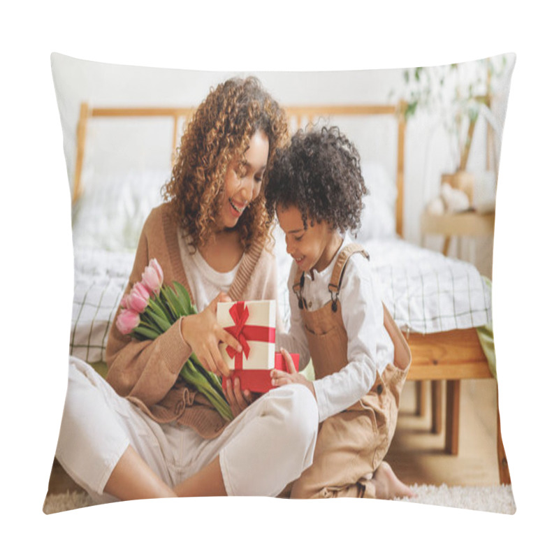 Personality  Mother and son reading greeting card pillow covers