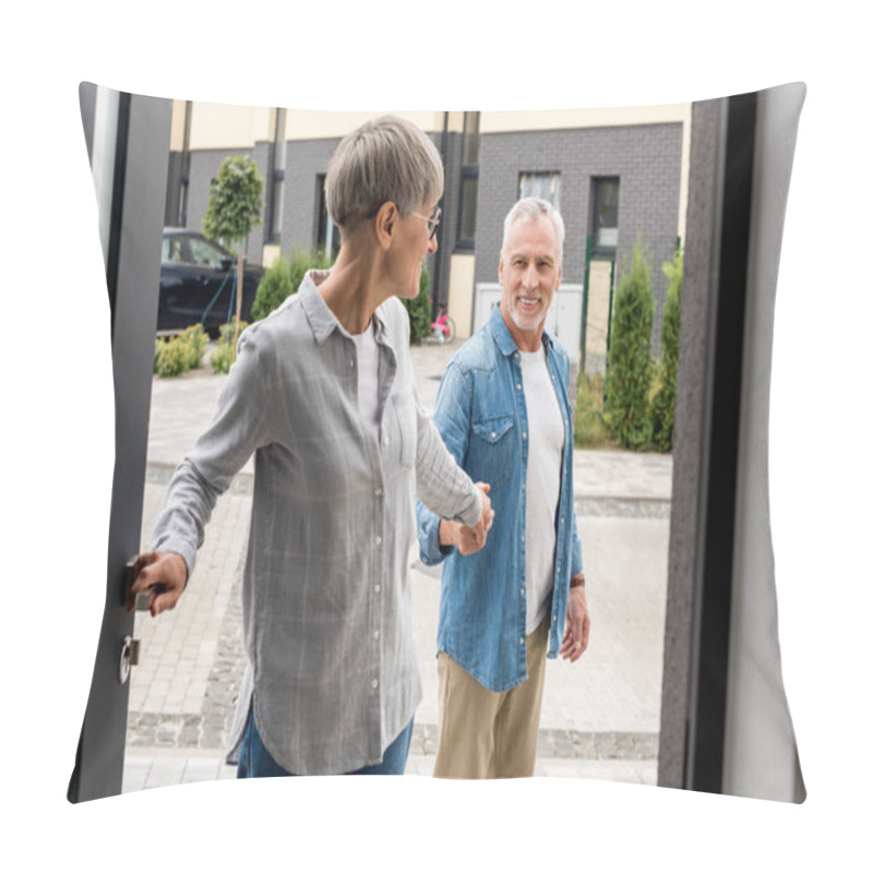 Personality  Woman Holding Hands With Man And Entering To New House  Pillow Covers