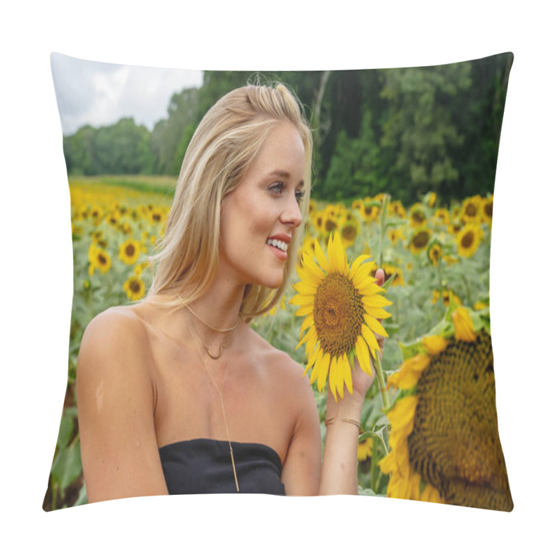 Personality  A Stunning Blonde Model Gracefully Poses In A Vibrant Sunflower Field, Basking In The Warmth Of A Summer Day. The Golden Blooms Surround Her, Creating A Joyful And Radiant Outdoor Scene. Pillow Covers