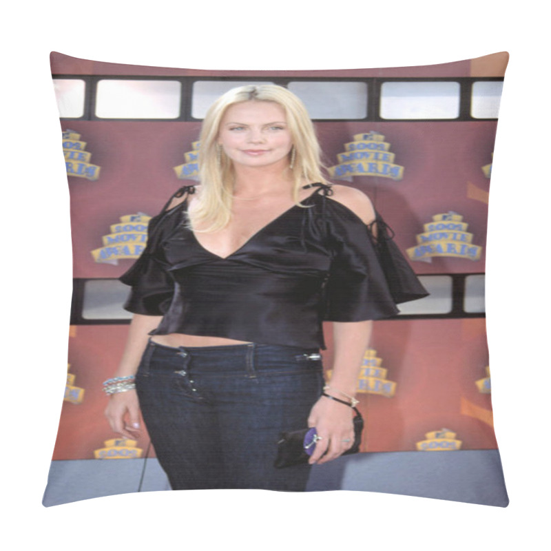 Personality  Charlize Theron At The MTV Movie Awards, 6/1/2002, LA, CA, By Robert Hepler. Pillow Covers