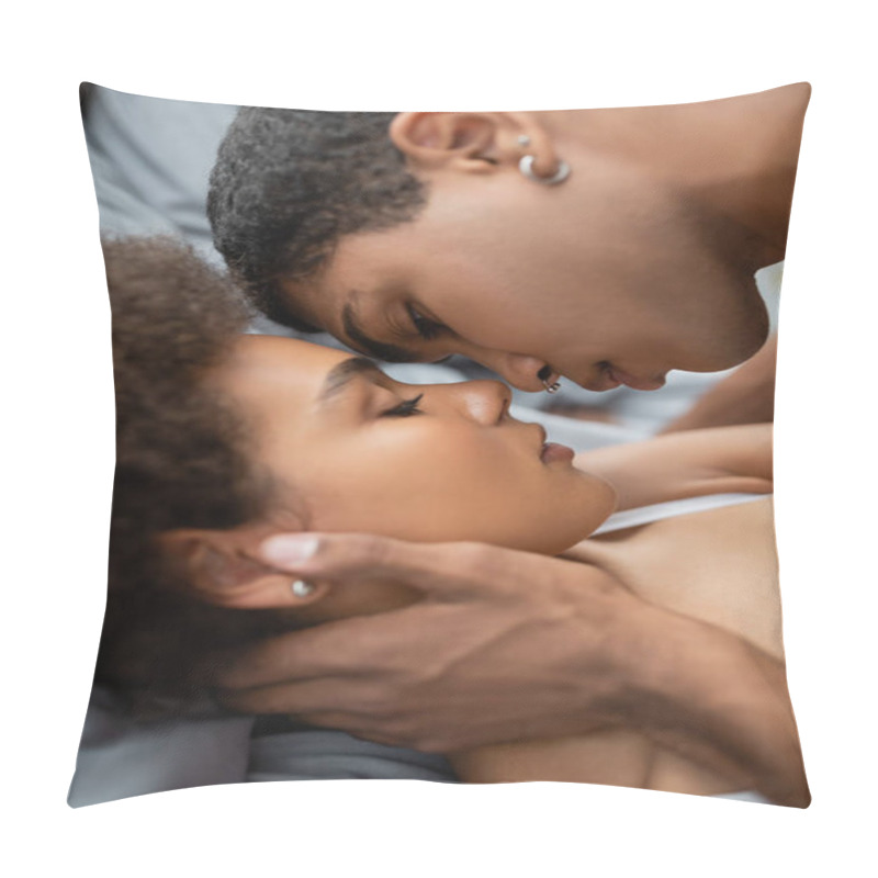 Personality  Side View Of Young African American Man Embracing And Kissing Pretty Curly Woman Pillow Covers