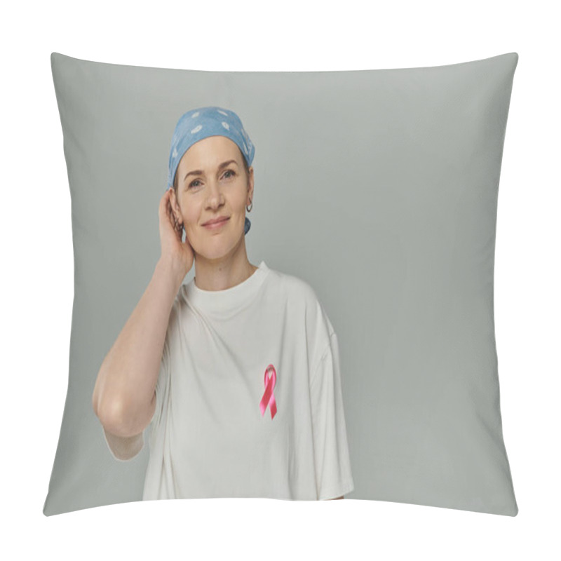 Personality  A Woman With Short Hair Wears A Pink Ribbon On Her White Shirt, Standing Against A Gray Background. Pillow Covers