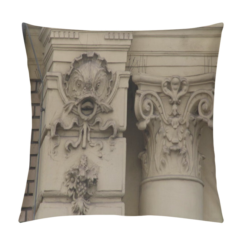 Personality  The Structure Features Detailed Carvings Of Faces And Floral Motifs As Part Of Its Historic Architecture, Highlighting The Craftsmanship Of The Era. Pillow Covers