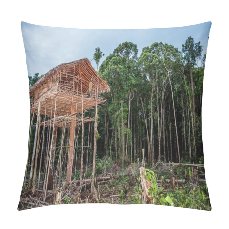 Personality  Traditional Koroway House Perched In Tree Pillow Covers