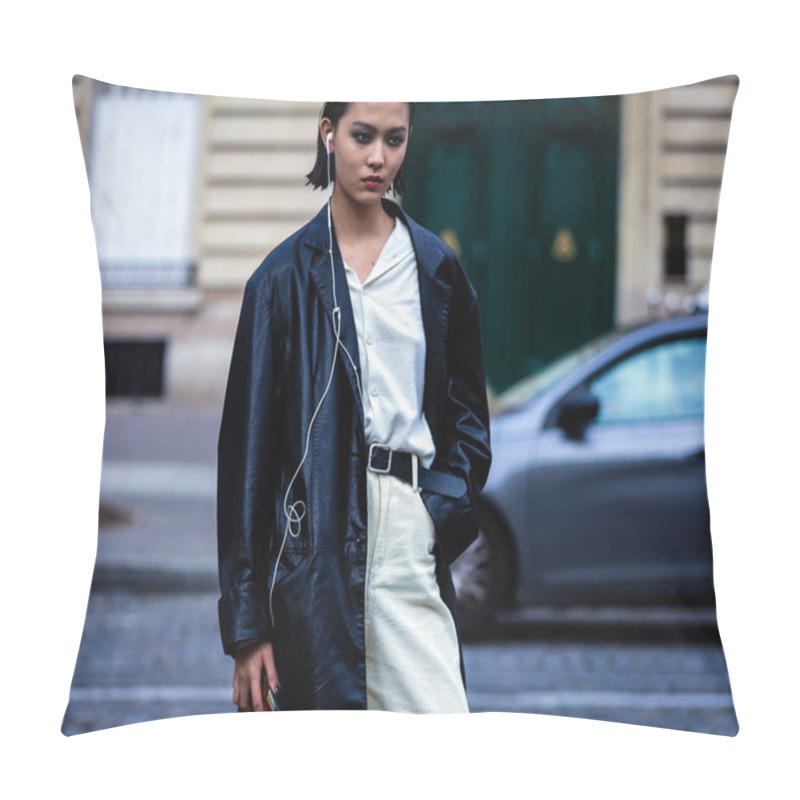 Personality  Street Style, Fall Winter 2019, Paris Fashion Week, France - 02  Pillow Covers