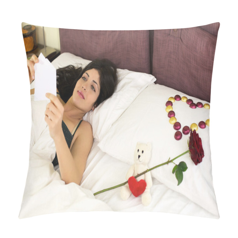 Personality  Beautiful Woman Reading Love Message Left From Husband Pillow Covers