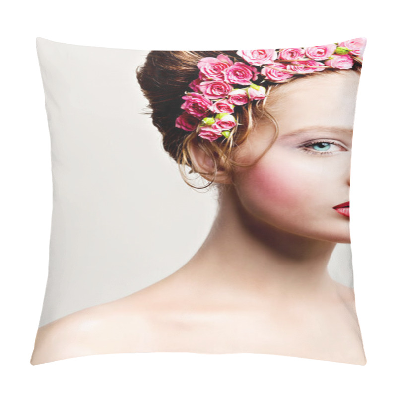 Personality  Portrait Of Young Bride With Flowers Of Roses Pillow Covers