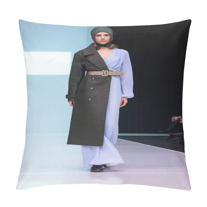 Personality  Model Walk Runway For ELENA SHIPILOVA Catwalk At Autumn-Winter 2017-2018 Moscow Fashion Week. Pillow Covers