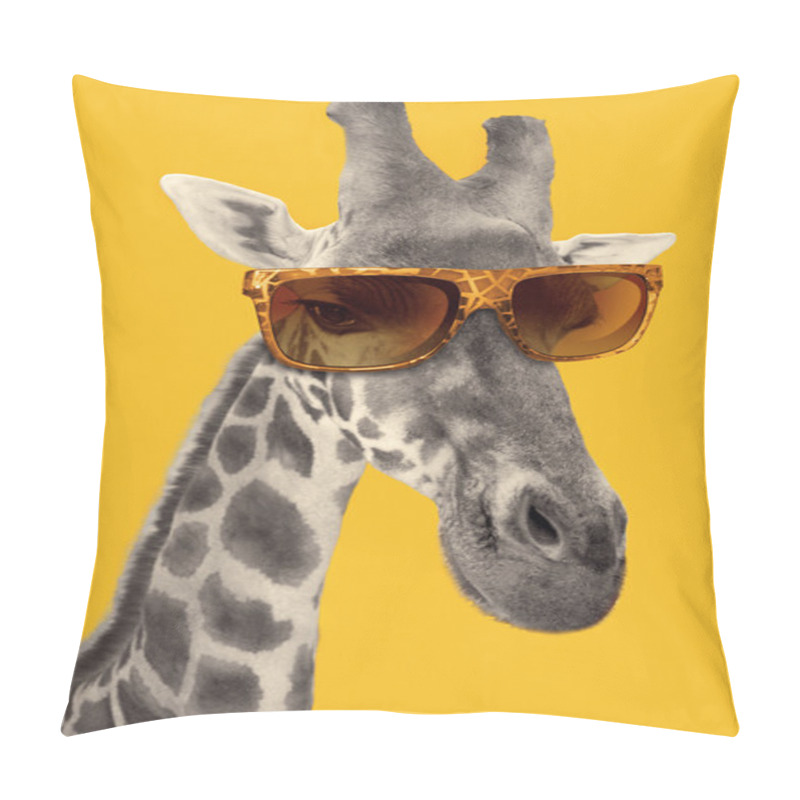 Personality  Portrait Of A Giraffe With Hipster Sunglasses Pillow Covers