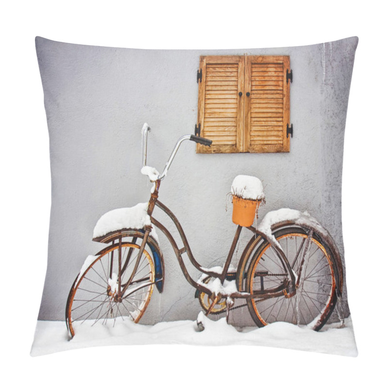 Personality  Old Bicycle With A Plant On It In The Winter Pillow Covers