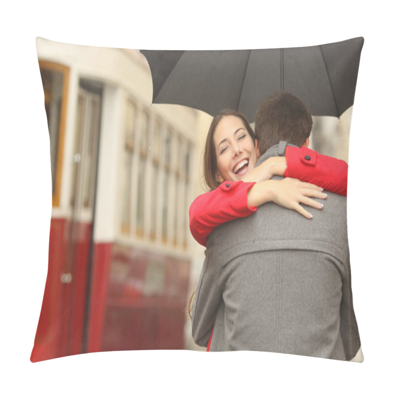 Personality  Happy Couple Encounter In The Street Pillow Covers