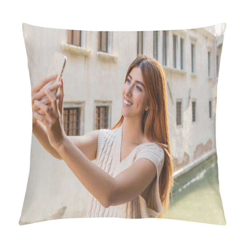 Personality  Joyful Woman Taking Selfie On Smartphone Near Blurred Building In Venice Pillow Covers