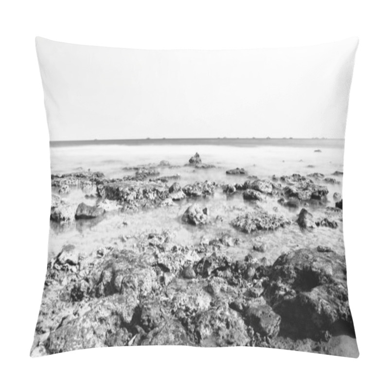 Personality  Minimalist Black And White Ocean View. The Silent Sea. Pillow Covers