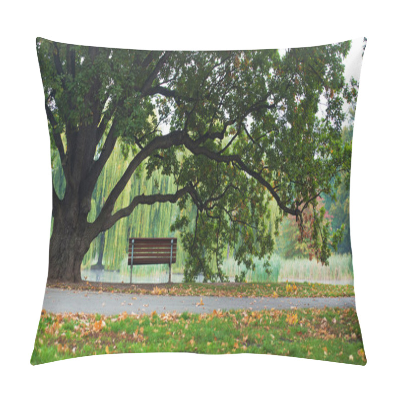 Personality  Old Oak Tree And Bench In Park Pillow Covers