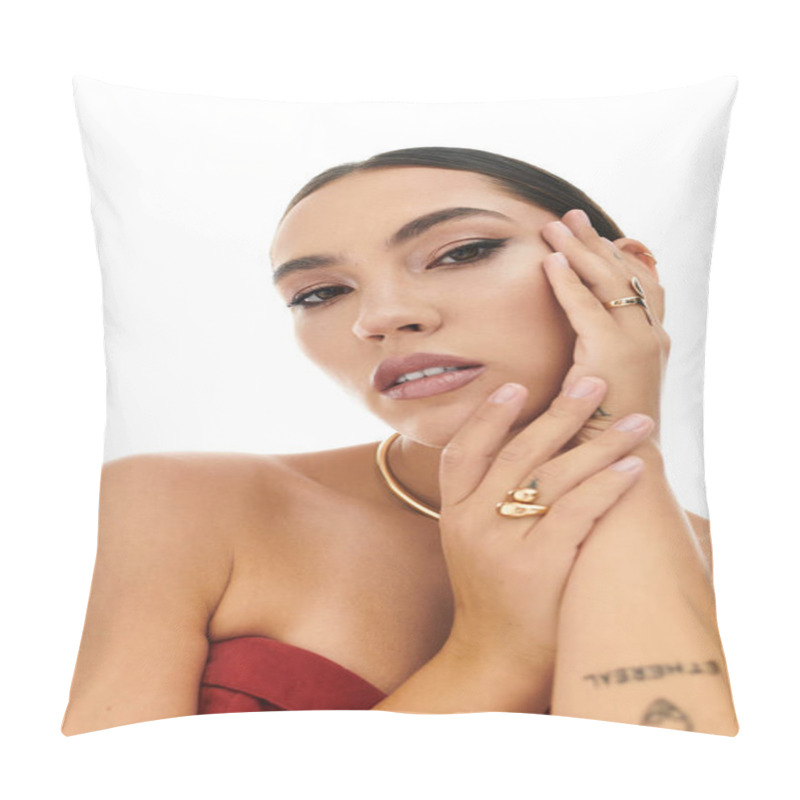 Personality  A Beautiful Woman Displays Sophisticated Jewelry While Posing Gracefully, Exuding Confidence. Pillow Covers