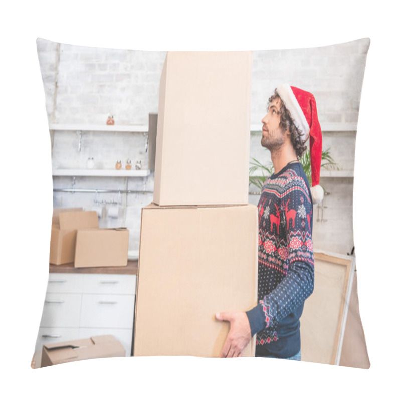 Personality  Side View Of Young Man In Santa Hat Holding Cardboard Boxes During Relocation Pillow Covers