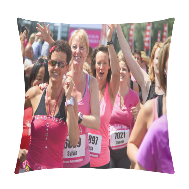 Personality  Runners Cheering And Smiling Pillow Covers