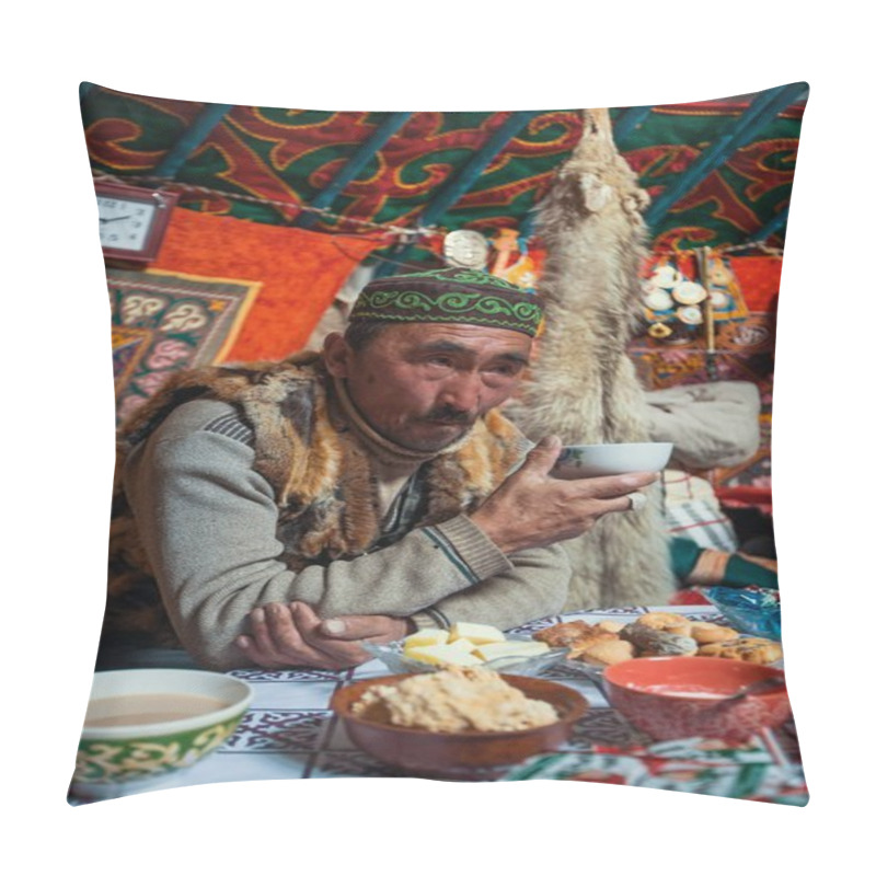 Personality  Kazakhs Family Of Hunters Pillow Covers