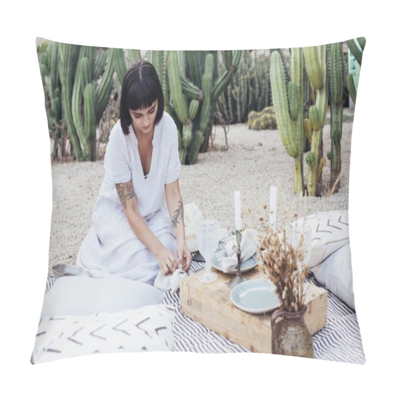 Personality  Beautiful Woman Decorates Dinner Table Pillow Covers