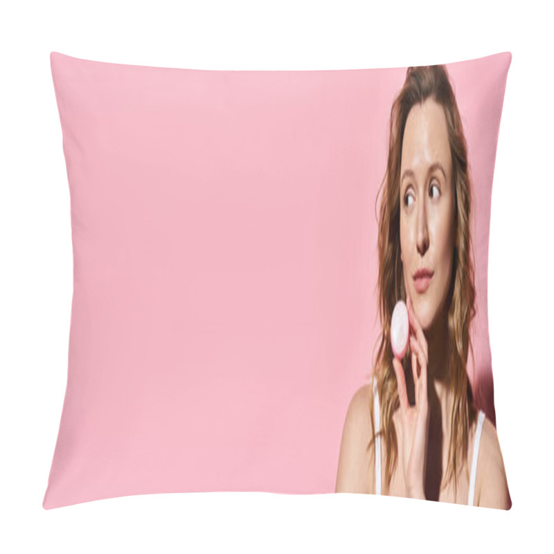 Personality  A Stunning Woman With Natural Beauty Delicately Holds A Powder In Front Of Her Face, Enhancing Her Features. Pillow Covers