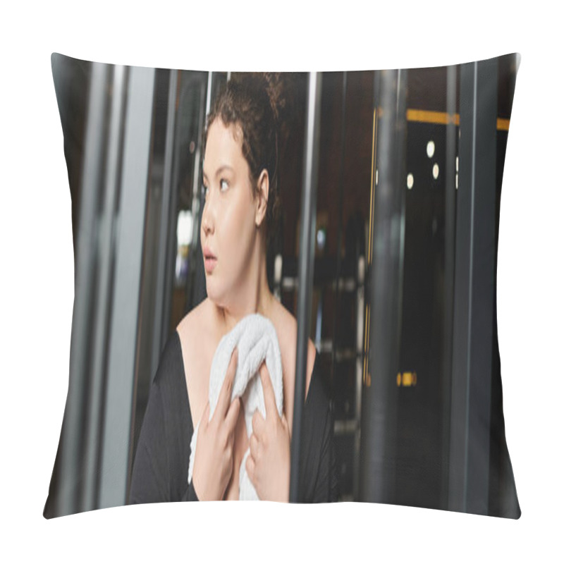 Personality  A Young Woman Confidently Works Out In Stylish Active Wear, Embodying Body Positivity And Strength. Pillow Covers