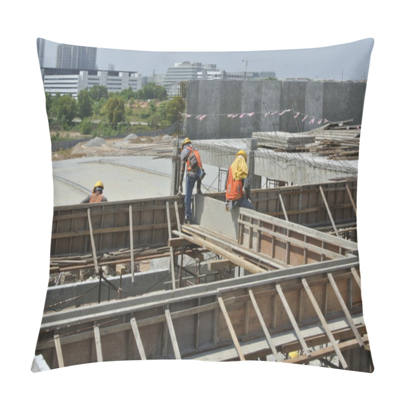 Personality  Construction Worker Fabricating Beam Timber Formwork Pillow Covers