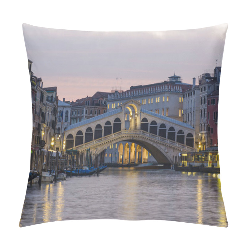 Personality  21.04.2019.  Italy. Venice.  Morning View Of The Grand Canal And The Rialto Bridge. Pillow Covers