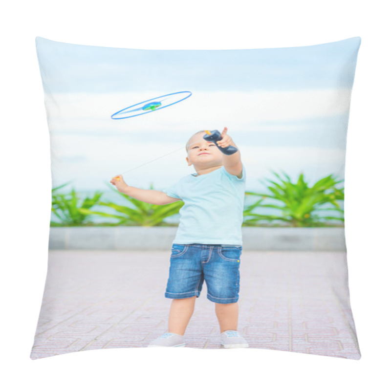 Personality  Baby With Flying Saucer Pillow Covers