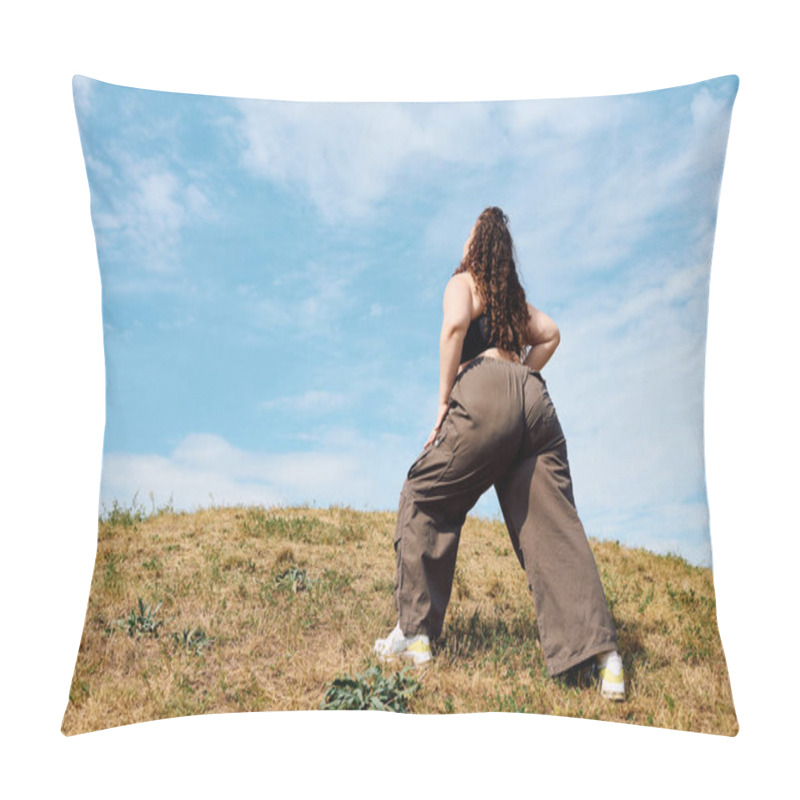 Personality  A Confident Plus Size Woman Stands In A Sunlit Field, Embracing The Beauty Of Nature Around Her. Pillow Covers