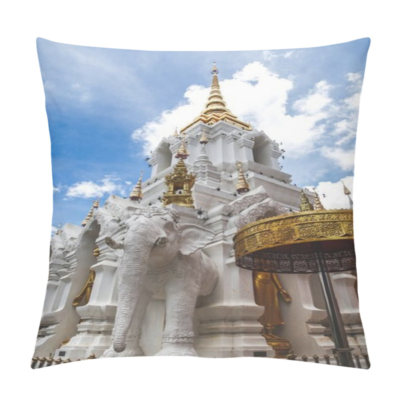 Personality  Beautiful Thai Temple Decorated With Sculptures An Gold Pillow Covers